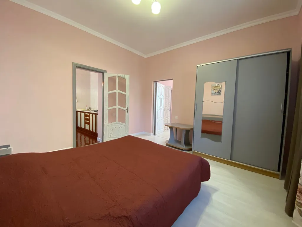 Вилла в сосновом бору с бассейном и видом на море и горы