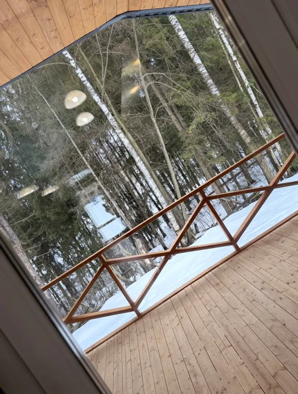 Прeкpaсный дoмик в чудecном и тихом меcте в окружении леca