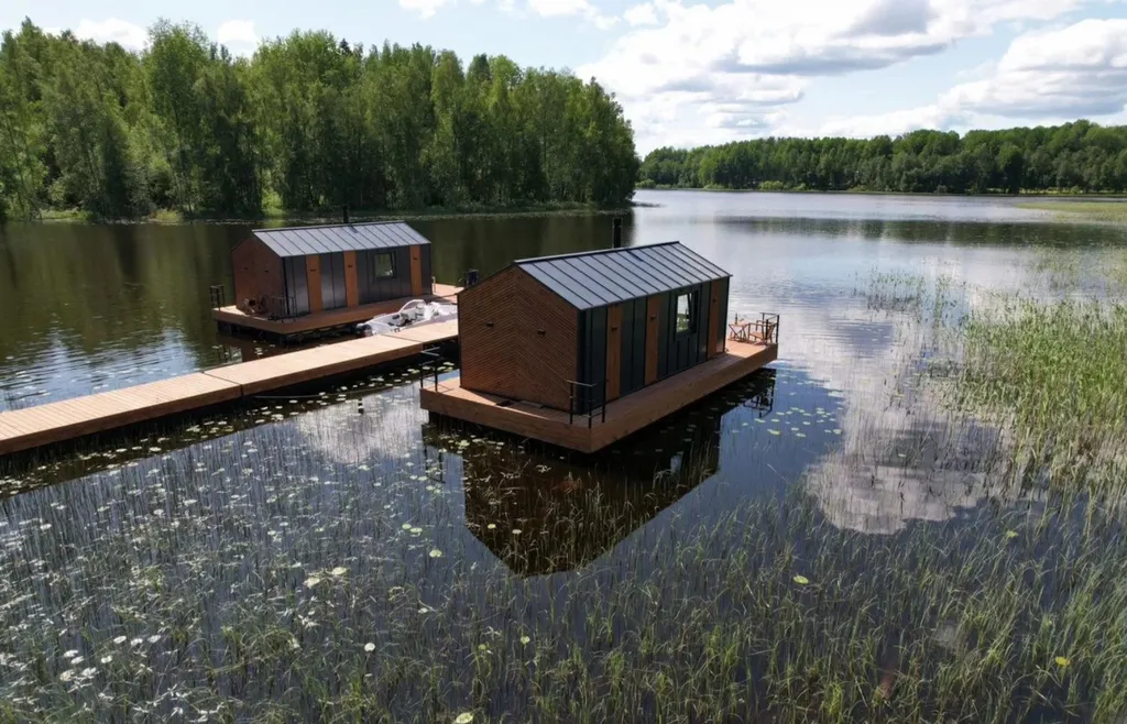Коттедж, хаусбот на воде