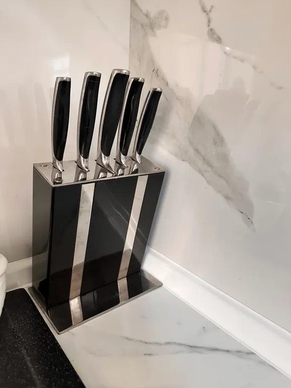 Квартира с двумя кондиционерами и вентилятором