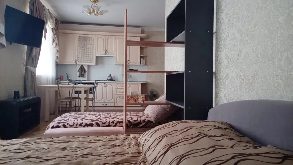 Квартира Уютная, светлая студия на первом этаже в тихом месте в центре города — аренда посуточно в Минеральные Воды