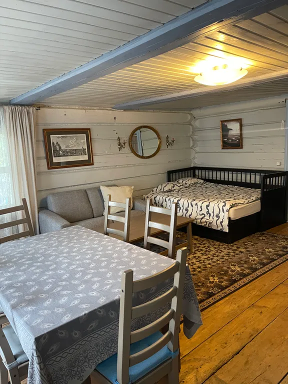 Дом с баней на берегу реки Волга с большой территорией