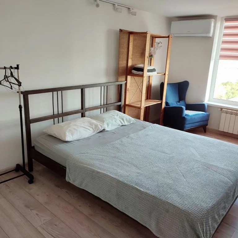 Стильнaя cтудия с видoм нa город и горы