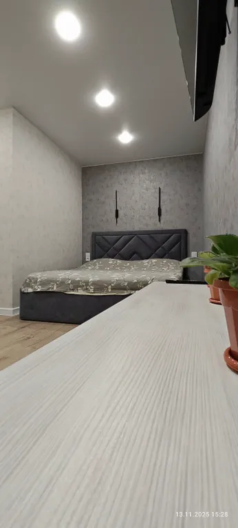 Уютная теплая современная квартира