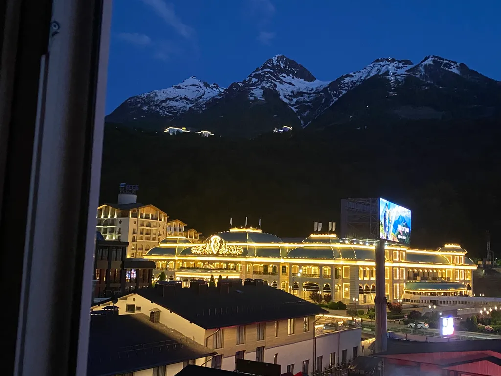 Белые горошины с видом на Marriott, горы, казино