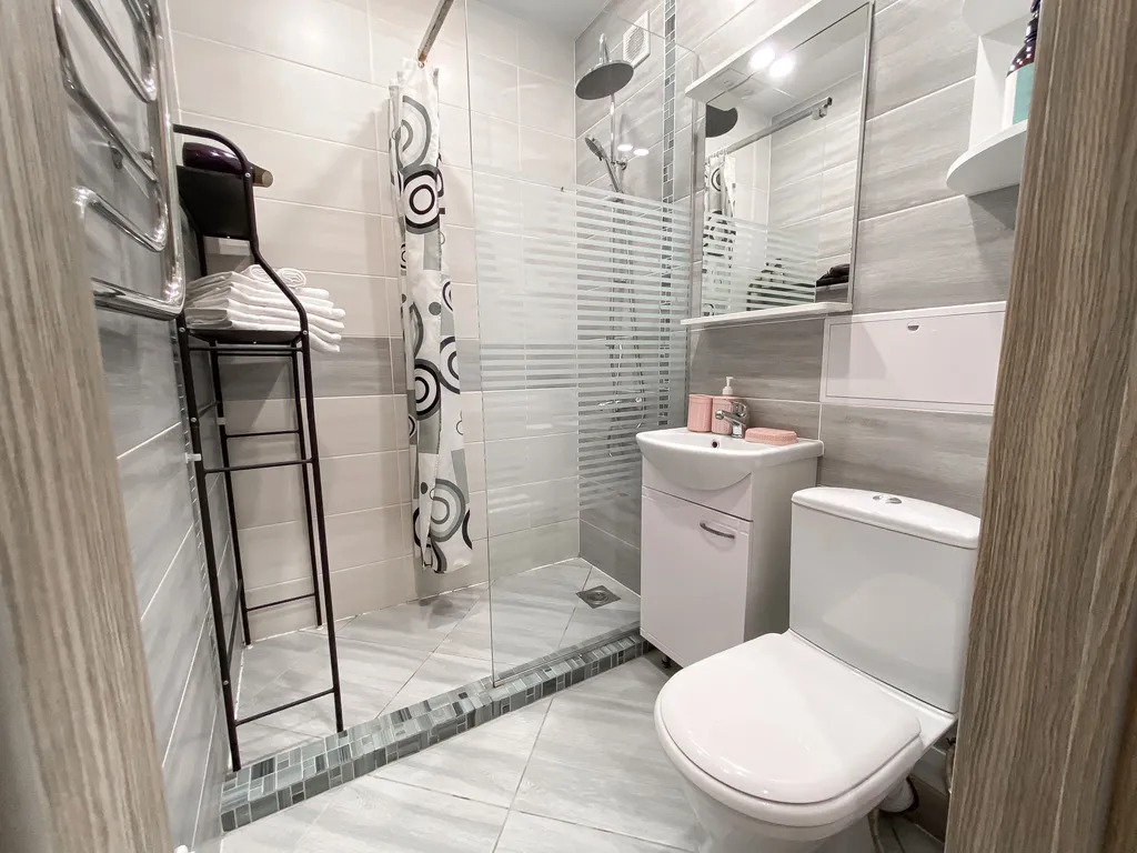 Студия с ёлочкой и балконом в центре города