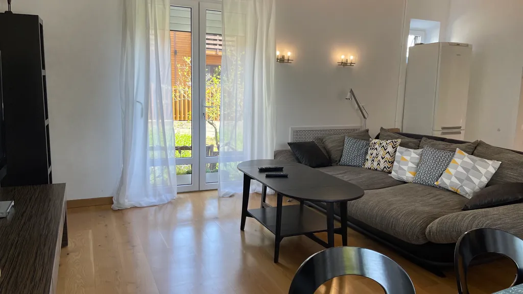 Дом и море через дорогу