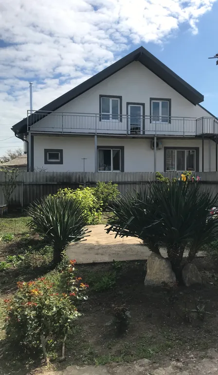 Уютный дом с двориком в центре поселка