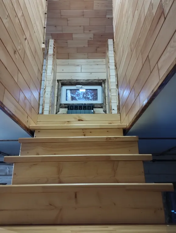 2х этажный коттедж, в зимнем лесу на берегу реки