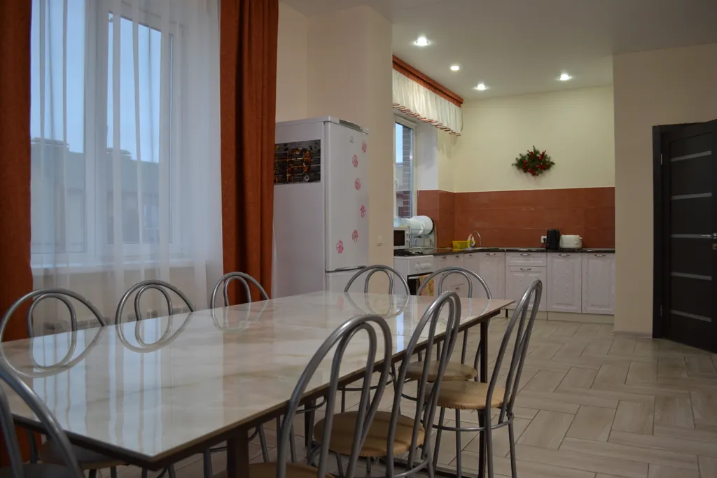 Уютный дом с зеленой лужайкой