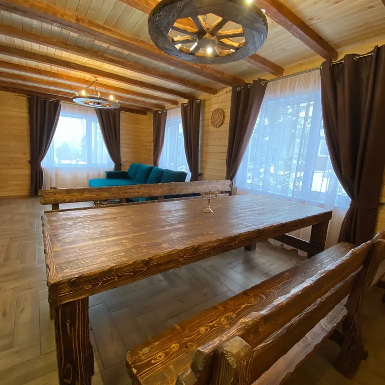 Уютный и просторный коттедж с видом на горнолыжные трассы — аренда посуточно в Шерегеш