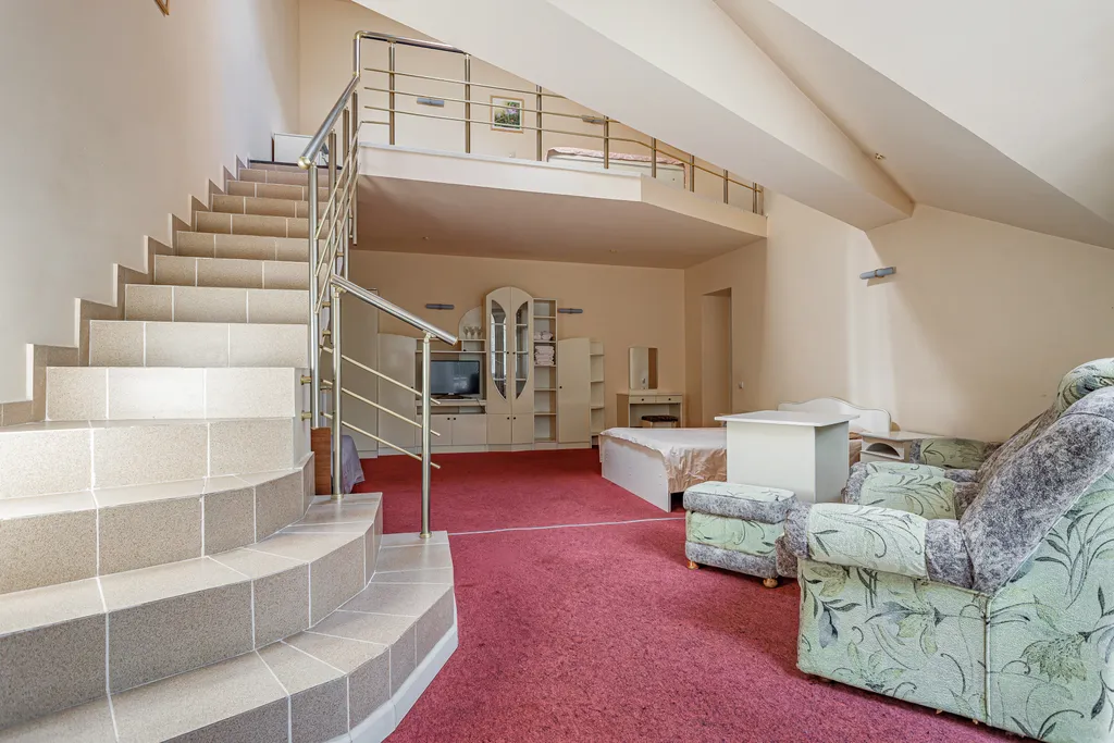 Большой двухэтажный номер с балконом и джакузи