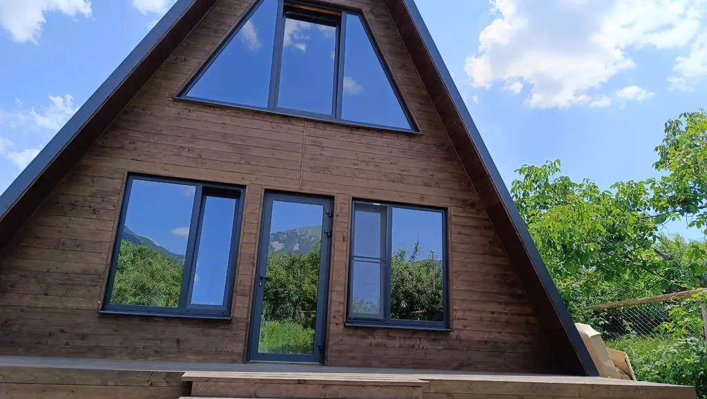 Большой деревянный треугольный дом (афрейм) с видом на бештау