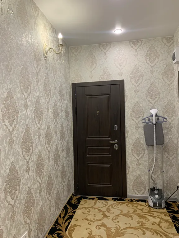 Уютная коричневая студия для двоих с роскошной кроватью