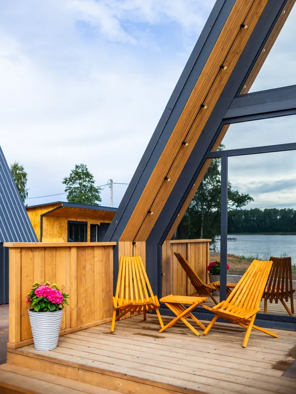 Уютный домик на берегу озера