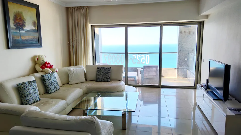 Четырехкомнатная квартира на берегу моря