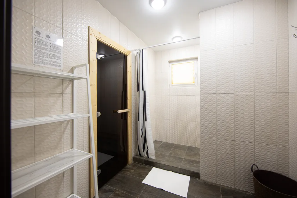 Просторный коттедж с двумя спальнями, камином и сауной