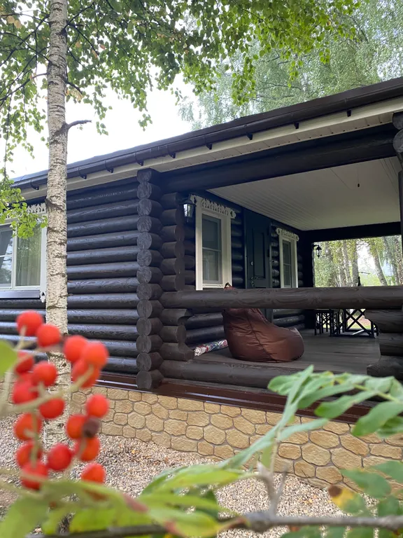 Уютный домик в лесу у пруда