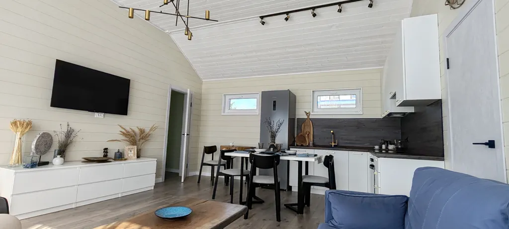 Дом рядом с озером