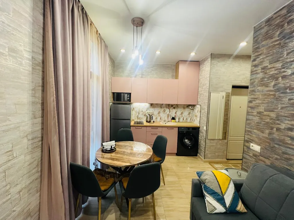 Студия с балконом и бассейном на территории