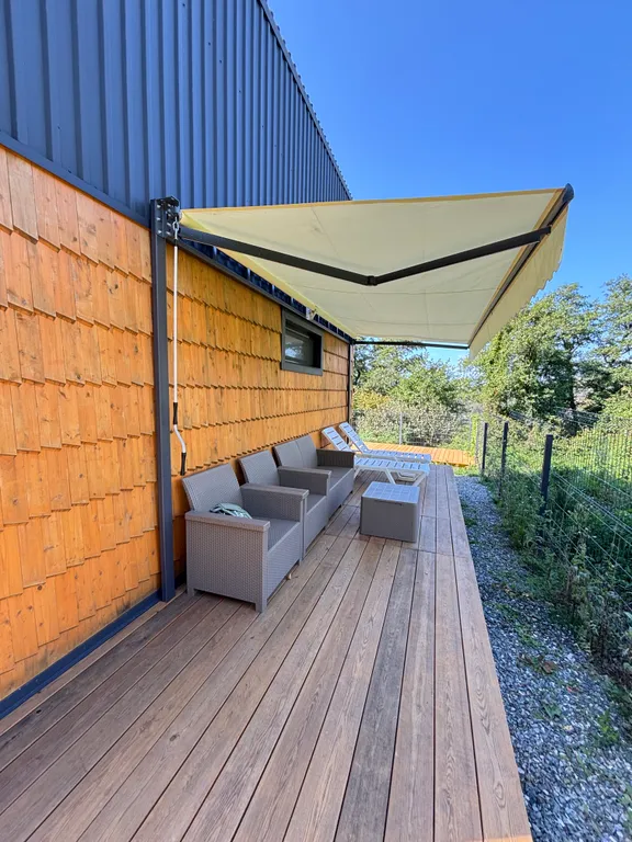 Дом с видом на море в лесу