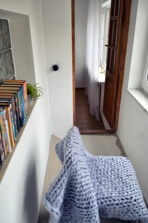 Комната в необычной квартире с видом на ручей и деревья (см. описание)