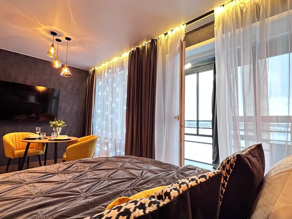 Уникальная cтудия с мини-бассейном на двоиx