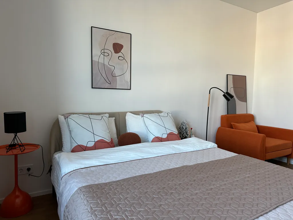 Светлая студия с панорамой центра