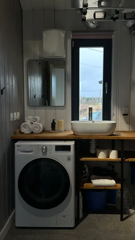 Стильный просторный дом с террасой и видом на луг