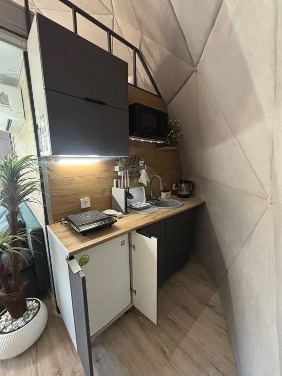 Уютная сфера на побережье