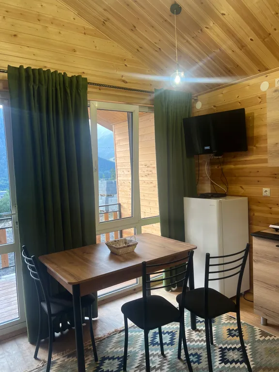 Домик в лесу с видом на горы