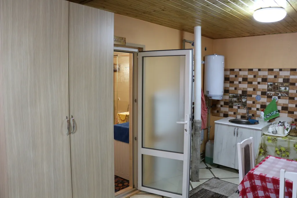 Дом в саду с баней и бассейном летом