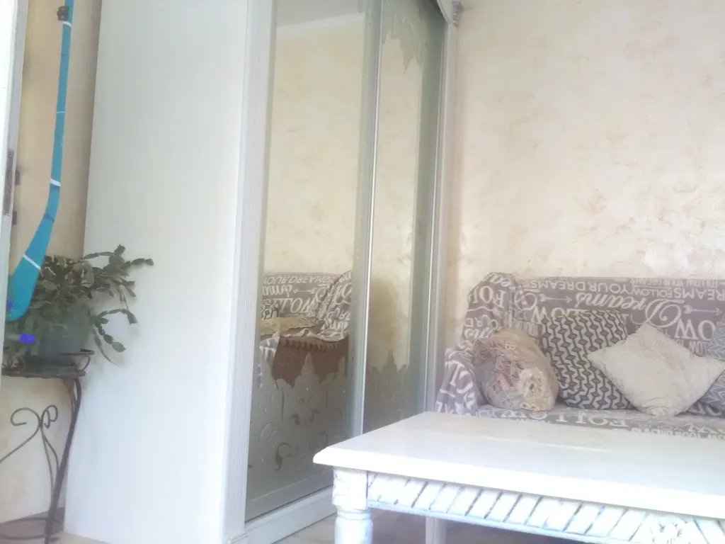 Первый этаж дома с отдельным входом и небольшим двориком