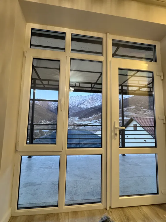 Большой загородный дом с бассейном, баней и рекой