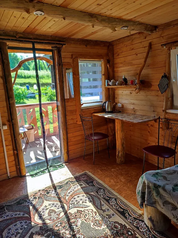 Небольшой домик недалеко от озера