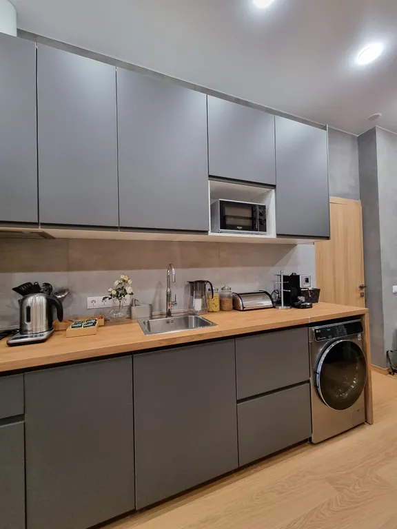 Современные апартаменты с джакузи у озера