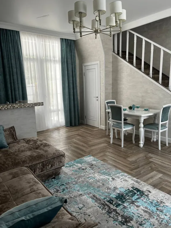 Современный двухэтажный коттедж среди гор