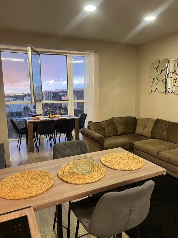 Уютная квартира с видом на морской порт и горы