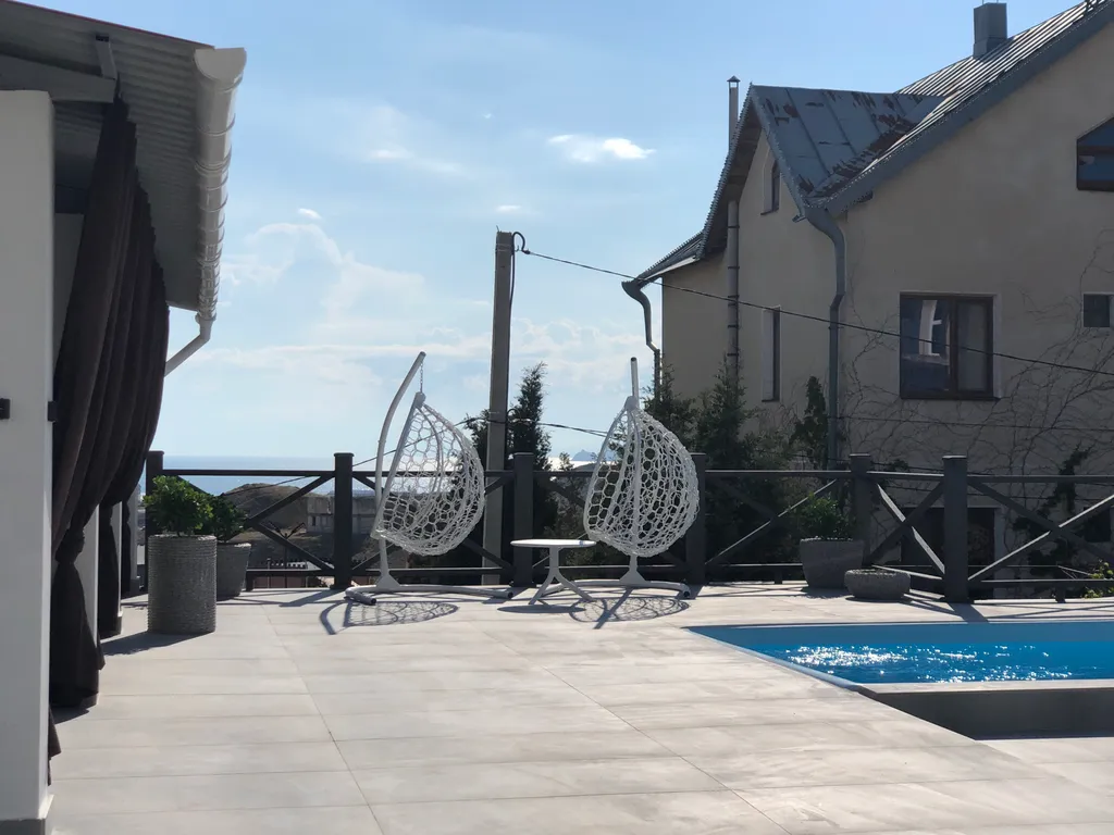 Комната с отдельной кухней, балконом