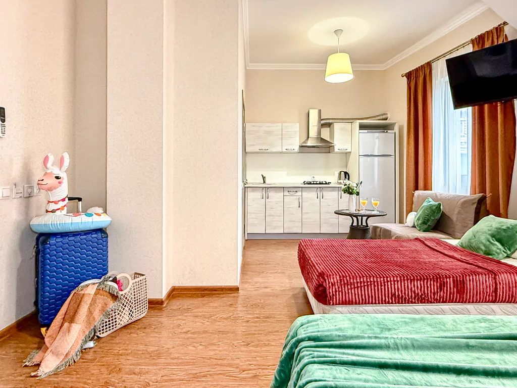 Номер на 4 человек с кухней на 1 этаже в центре, в 7 минутах до моря