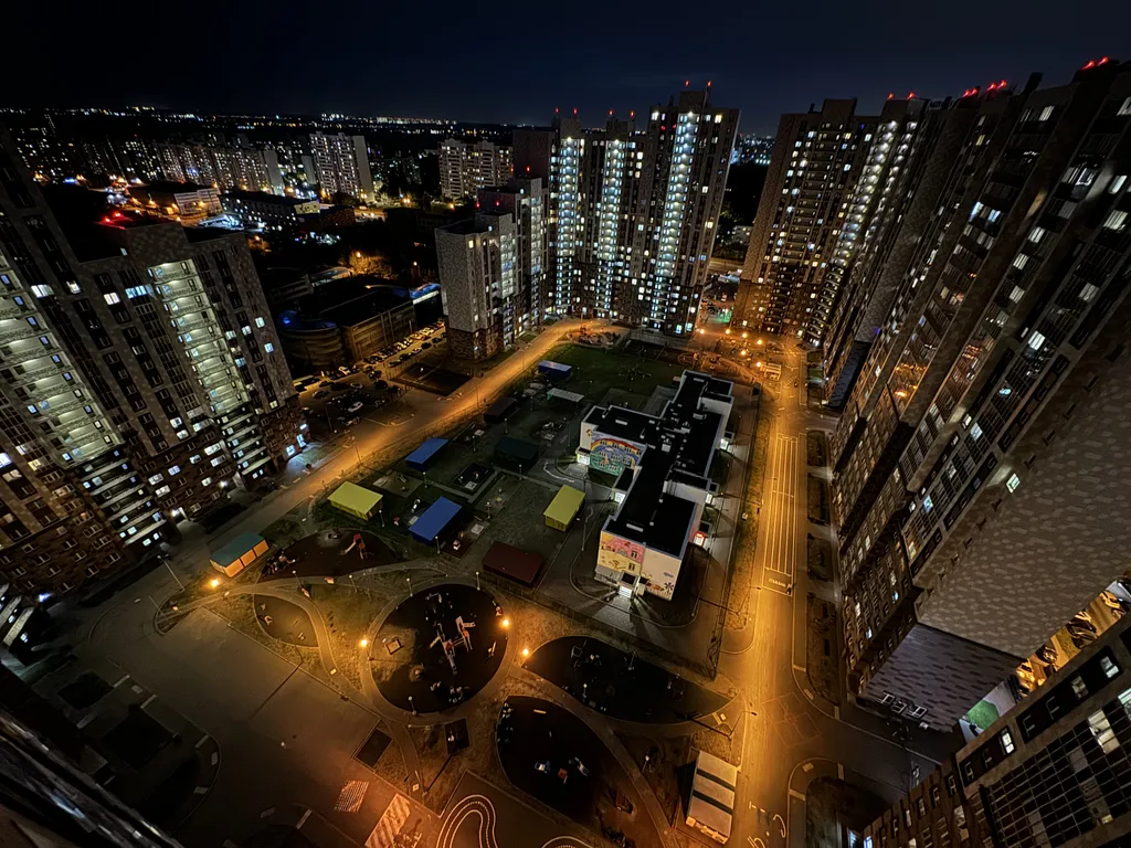 Уютная квартира-студия с большой кроватью и диваном