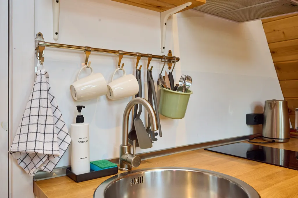 Уютный треугольный домик у леса с видом на горы