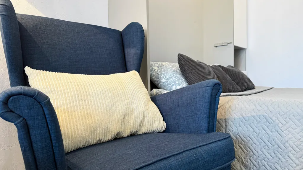 Просторная студия с большим окном в центре Красной Поляны