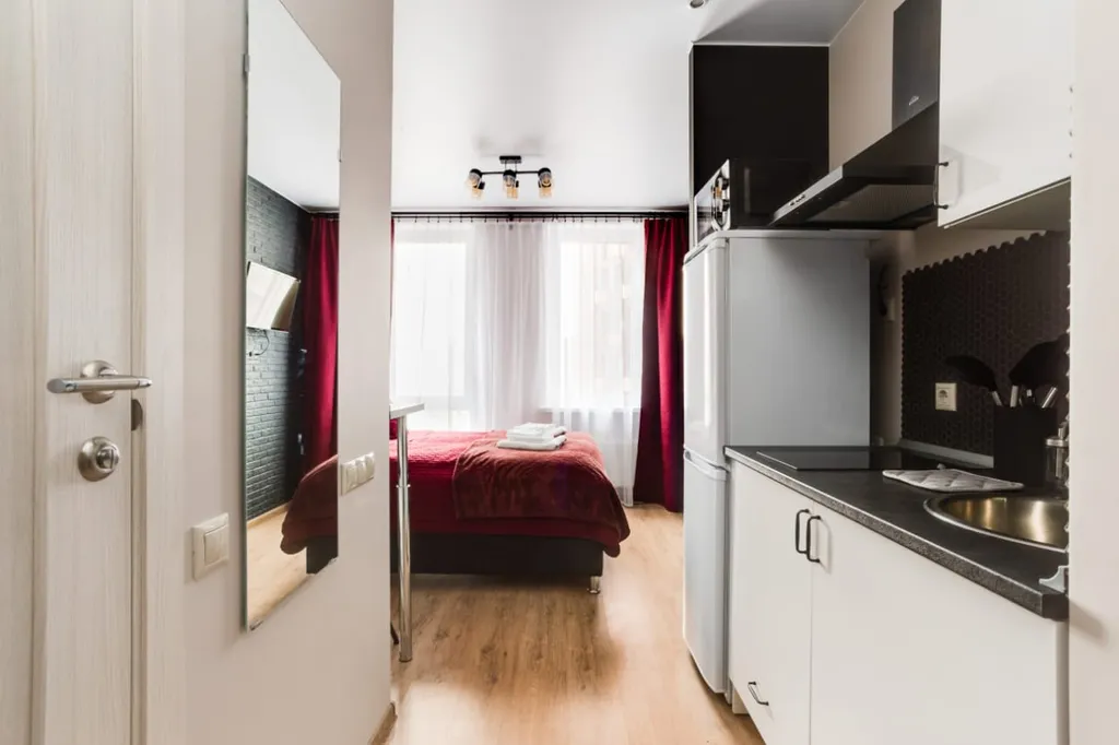 Студия в красном рядом с Мегой