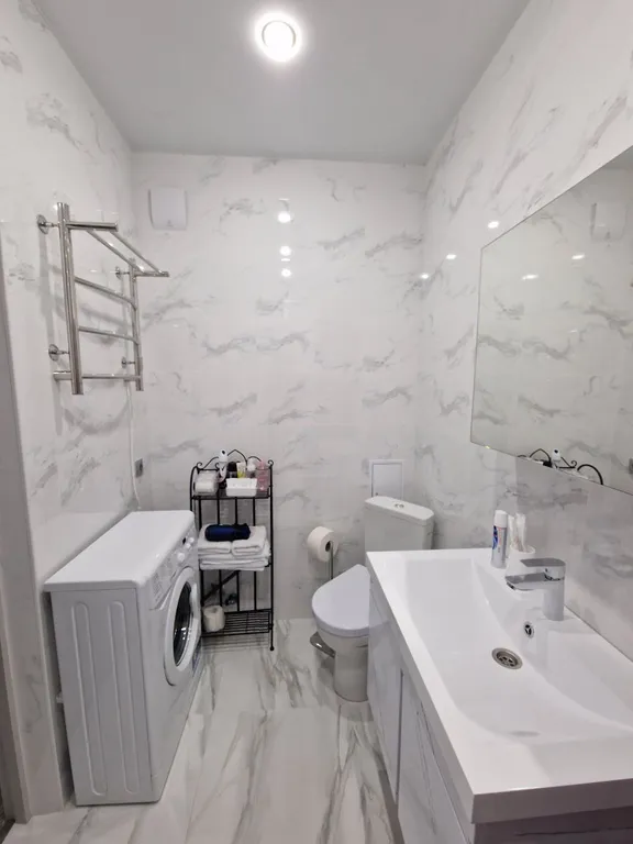 Квартира с панорамными окнами и очками виртуальной реальности