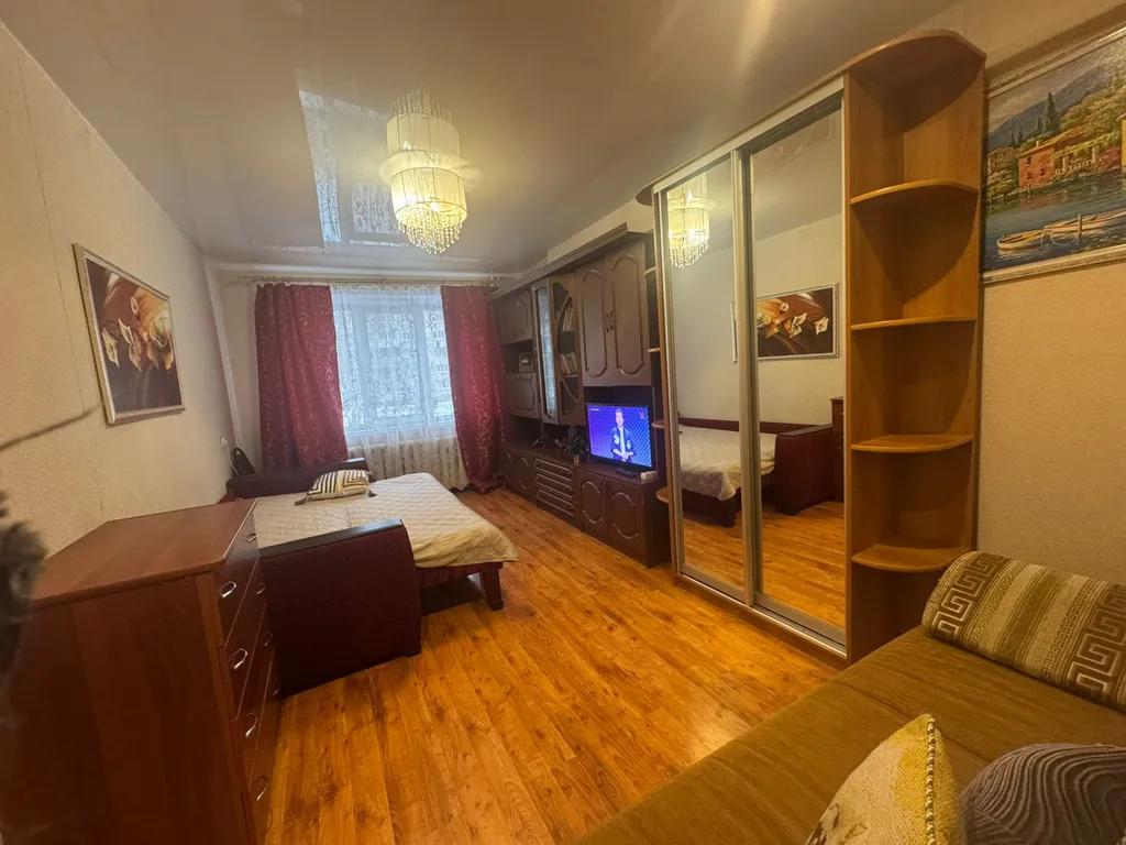 Не дорогая, без изысков, в центре