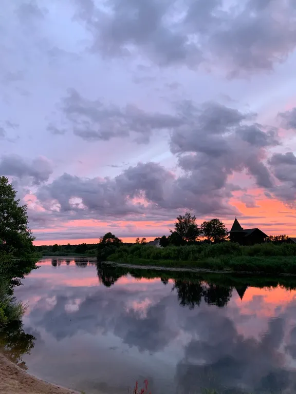 Уютный дом на берегу реки