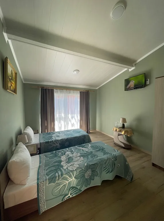 Часть жилого дома с бассейном