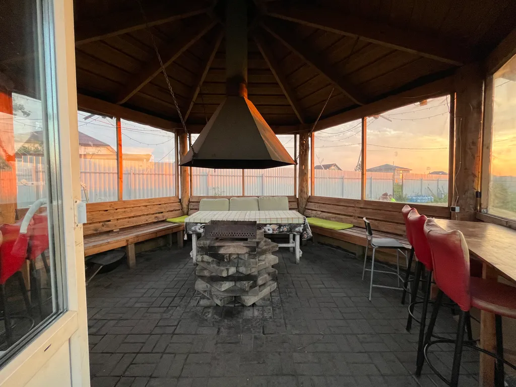 Уютный коттедж с панорамными окнами на берегу озера