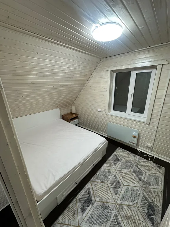 Уютный дом у леса и озера